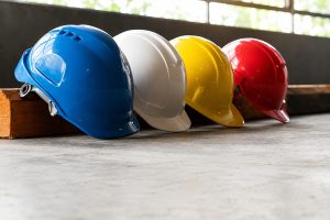 Capacete branco, amarelo, azul ou vermelho