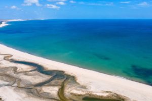 a praia brasileira eleita uma das mais bonitas do mundo