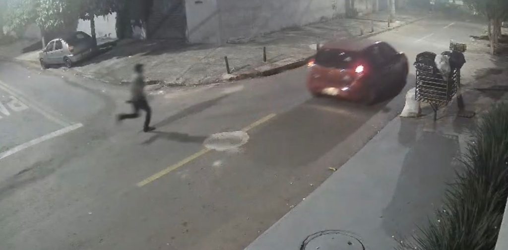 Atiradores fugiram em uma automóvel após o crime