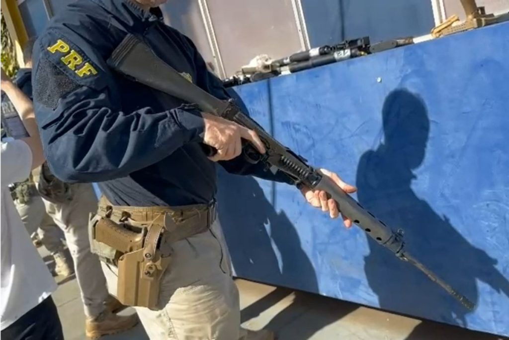 Recorde histórico: PRF apreende 26 fuzis durante abordagem a caminhão