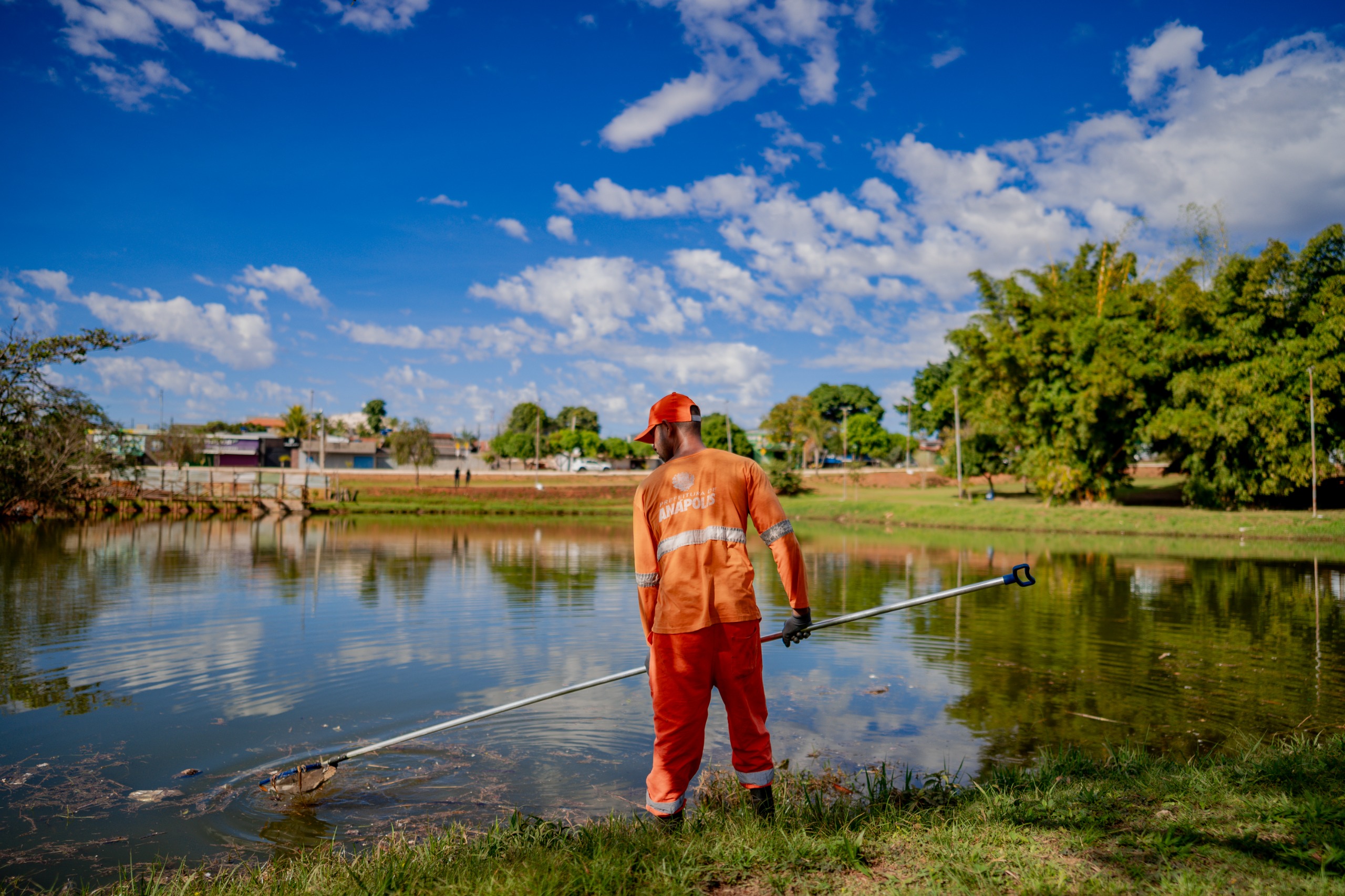 Limpeza do lago é um dos serviços realizados no Parque da Jaiara. (Foto: Paulo de Tarso/Prefeitura de Anápolis)