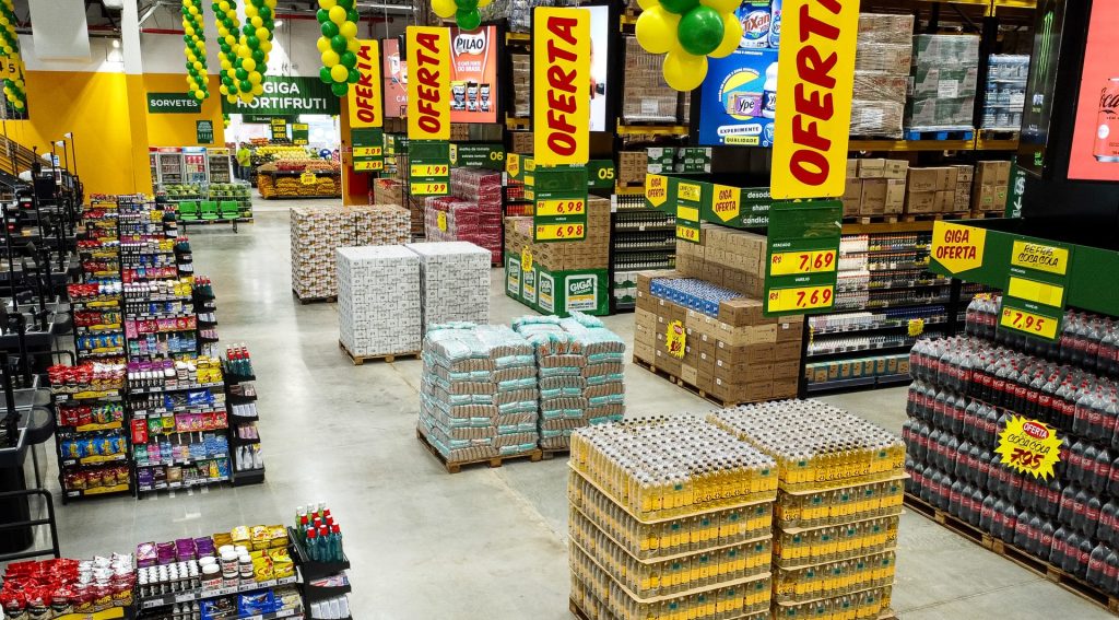Interior de supermercados da rede Cencosud.