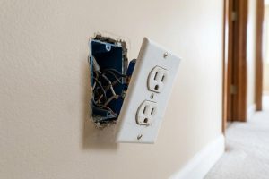 Eletricista explica: como corrigir tomada frouxa e evitar mau contato sem estragar a parede