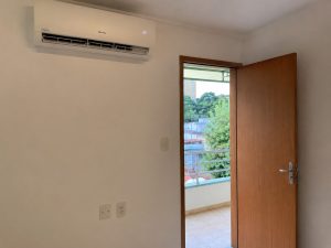 ar condicionado com porta aberta ou fechada
