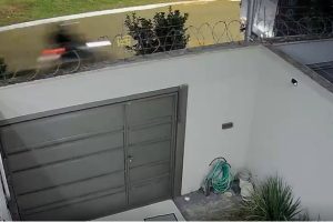 Câmera registra momento em que jovem de 21 anos morre em acidente com caminhão em Goiânia