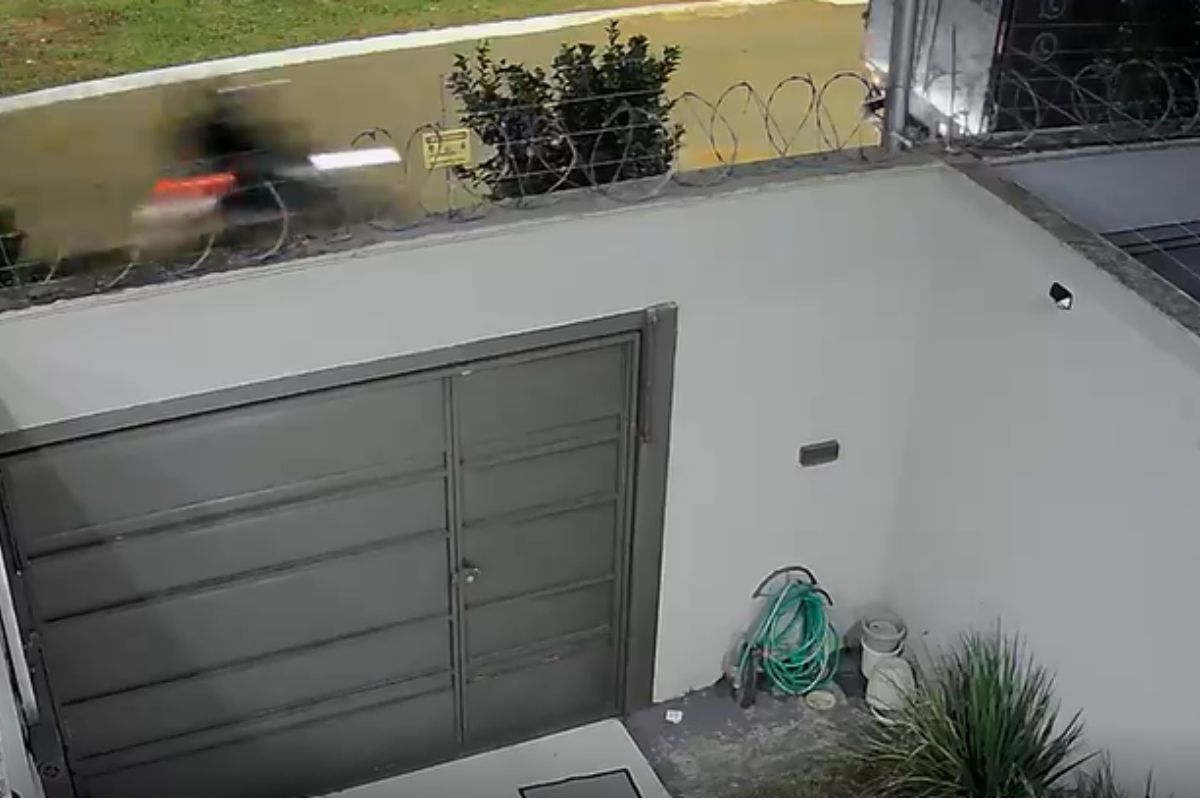 Câmera registra momento em que jovem de 21 anos morre em acidente com caminhão em Goiânia