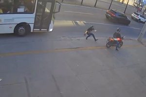 Homem morre após perder o equilíbrio e ser atingido por ônibus em Goiânia; vídeo filmou tragédia