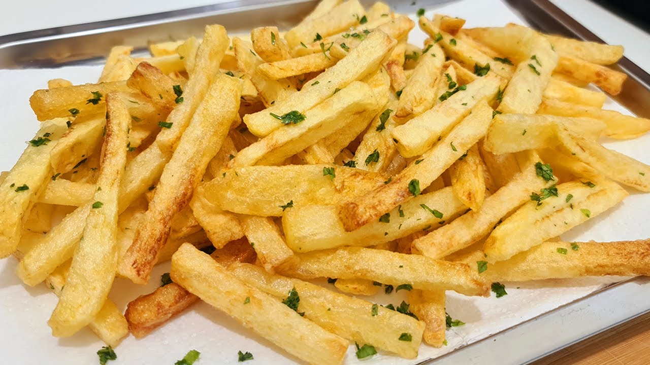 As melhores batatas fritas não são feitas com mais óleo, mas com 4 dentes de alho e páprica