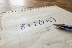 Parece simples, mas poucos acertam quanto é 8 ÷ 2(2+2) na primeira tentativa