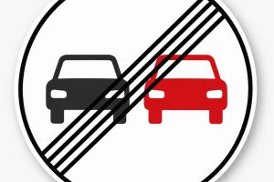 Placa de trânsito com dois carros juntos