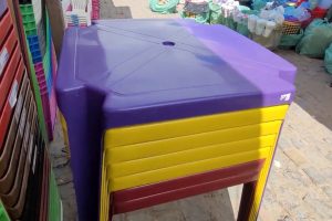 Por que as mesas de plástico têm um fundo redondo no meio e para que ele serve, segundo fabricantes