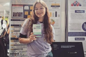 Estudante brasileira usa inteligência artificial para rastrear feminicídios e leva prêmio internacional para casa