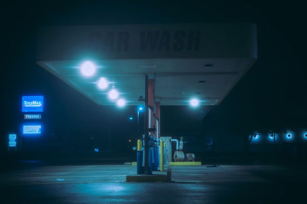As luzes azuis na entrada dos postos de gasolina ajudam a reforçar a segurança, inibir crimes e identificar locais monitorados, segundo proprietários
