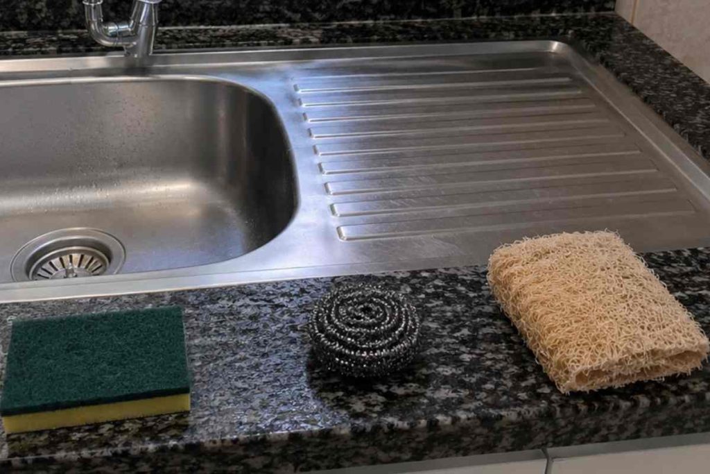 Fibra verde, palha de aço ou fibra vegetal: descubra qual esponja é a mais indicada para cada tipo de louça