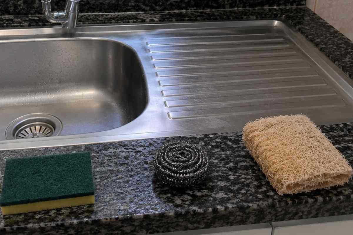 Fibra verde, palha de aço ou fibra vegetal: descubra qual esponja é a mais indicada para cada tipo de louça