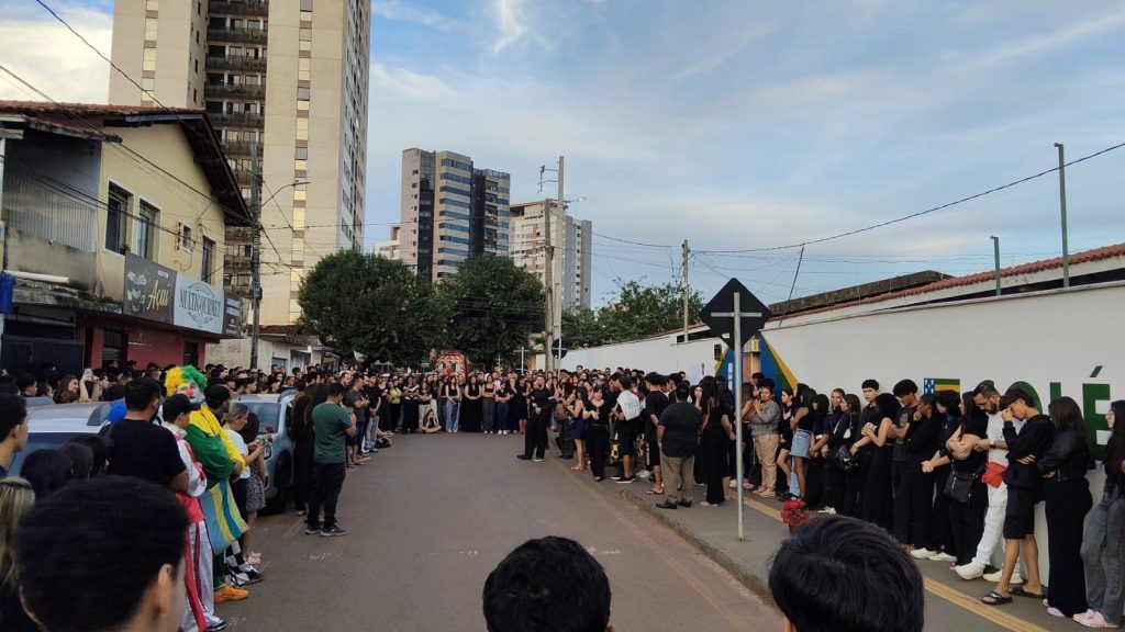 Alunos, colegas e integrantes da comunidade escolar se despedem da diretora Tatiana Chagas. (Foto: Reprodução)