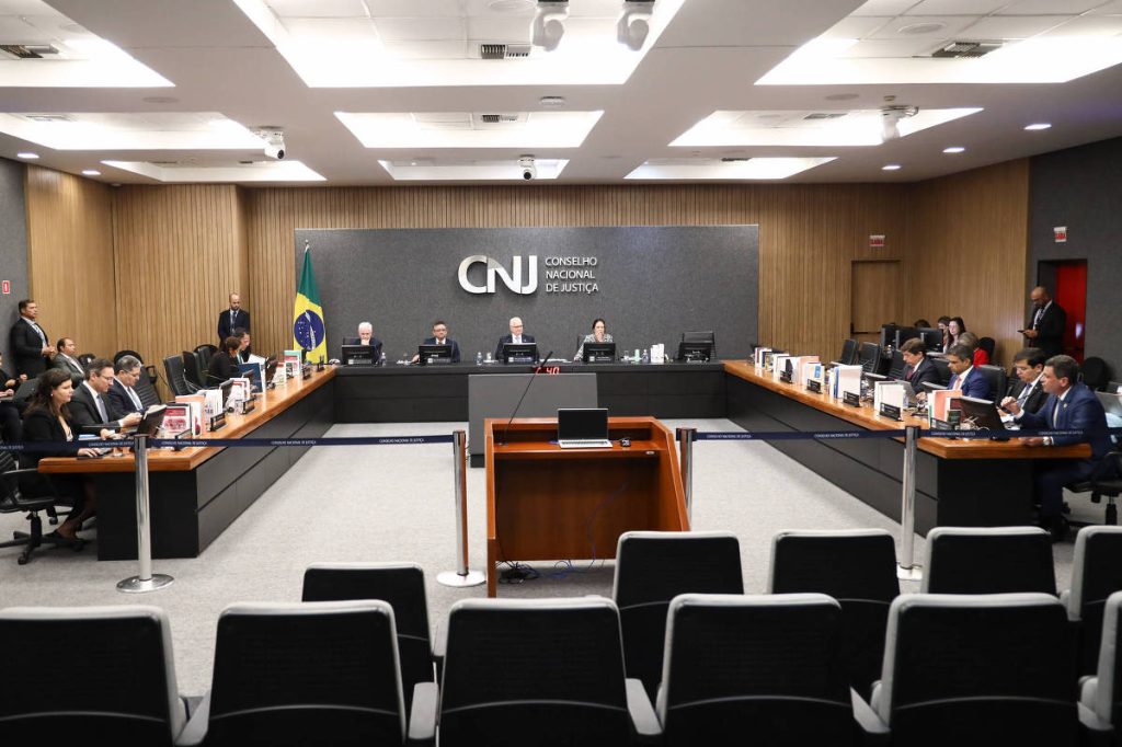 Juízes e procuradores flexibilizam férias para terem seis meses de folga por ano