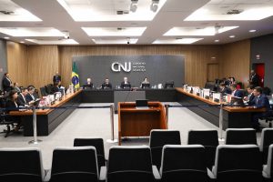 Juízes e procuradores flexibilizam férias para terem seis meses de folga por ano