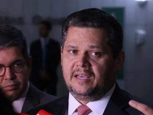 Alcolumbre mantém PEC 6x1 travada em semana esvaziada no Senado