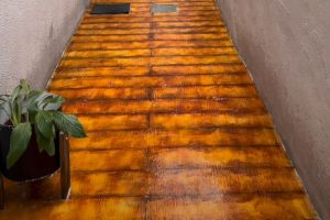 A nova forma de transformar o corredor de casa combina argamassa e pintura para reproduzir o visual da madeira sem instalar pisos