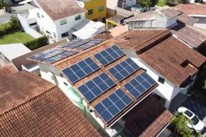 Dona de casa de 980 m² no Paraná instala 48 placas solares por R$ 70 mil e vê a conta cair de R$ 1,2 mil para R$ 200