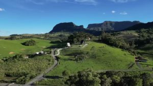 Ele comprou uma terra de pedra que não valia nada e, 20 anos depois, ela virou um negócio de turismo para toda a família