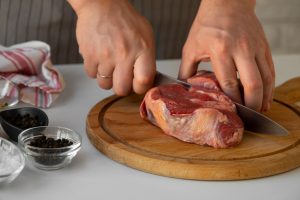 A cor da carne chama atenção, mas textura, cheiro e armazenamento revelam muito mais sobre a qualidade do produto