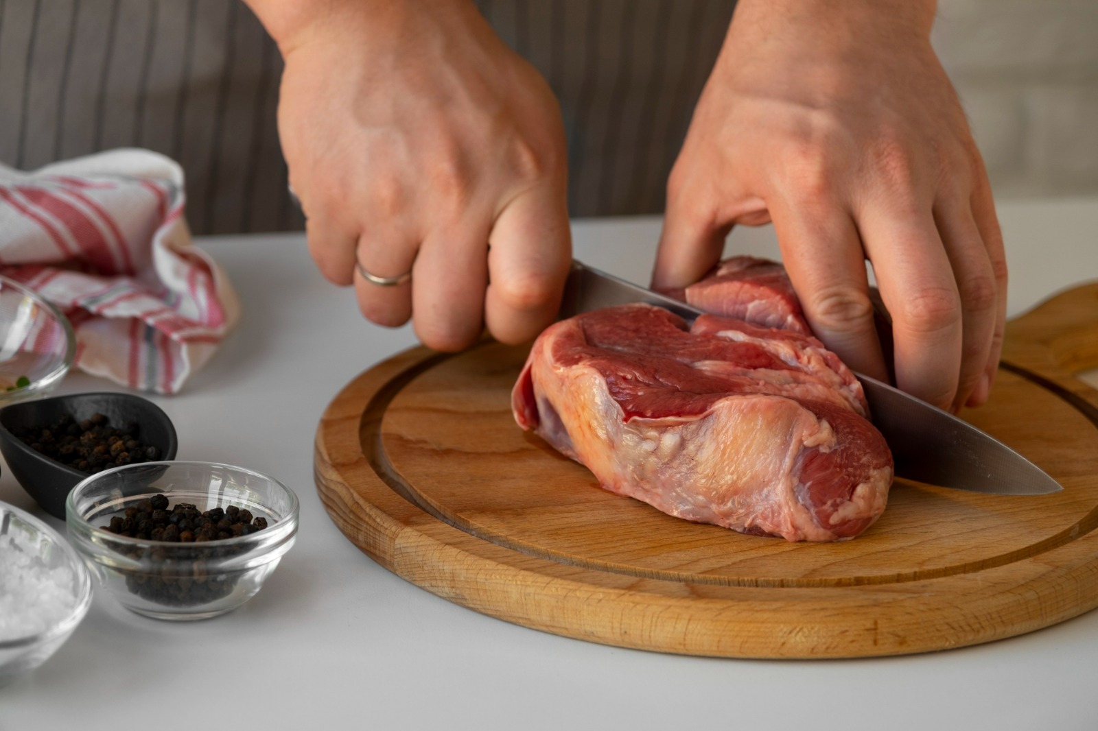 A cor da carne chama atenção, mas textura, cheiro e armazenamento revelam muito mais sobre a qualidade do produto