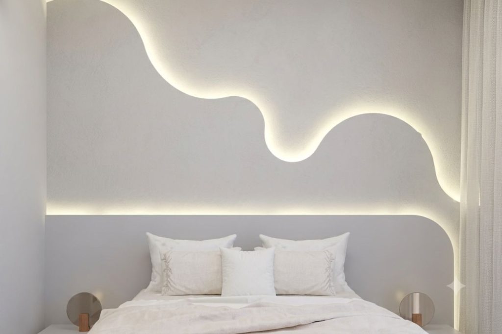 A cabeceira perde espaço nas tendências de decoração, enquanto a parede atrás da cama assume o protagonismo nos projetos atuais