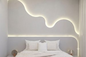 A cabeceira perde espaço nas tendências de decoração, enquanto a parede atrás da cama assume o protagonismo nos projetos atuais
