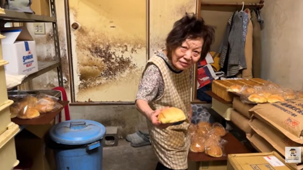 Aos 84 anos, japonesa acorda antes da meia-noite para manter padaria aberta há 55 anos e produzir até 400 pães por dia