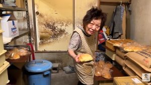 Aos 84 anos, japonesa acorda antes da meia-noite para manter padaria aberta há 55 anos e produzir até 400 pães por dia