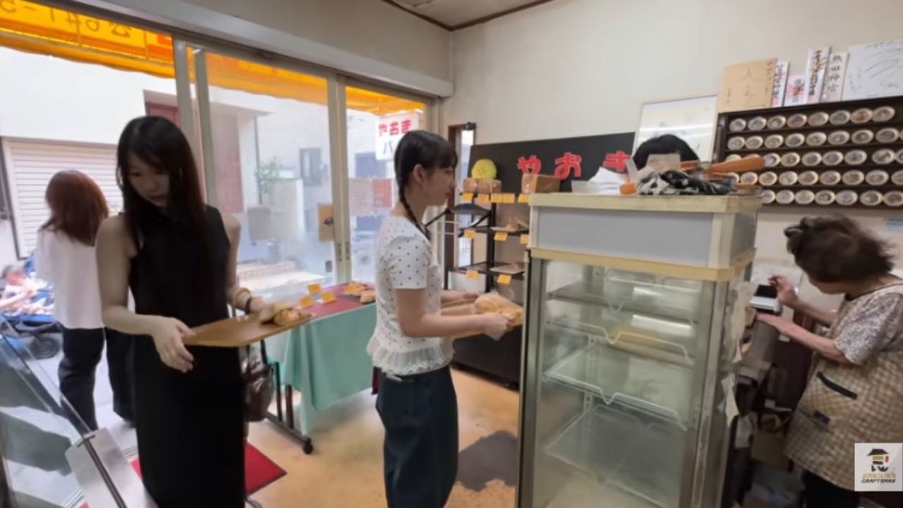 Aos 84 anos, japonesa acorda antes da meia-noite para manter padaria aberta há 55 anos e produzir até 400 pães por dia