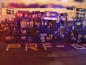 Na estrutura, os agentes encontraram diversos tabletes de maconha. (Foto: Divulgação/PRF)