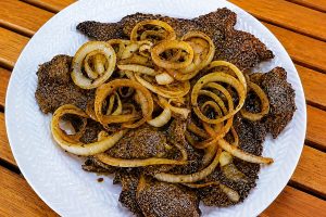 A carne barata para o bife acebolado