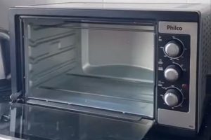 Limpar Forno Elétrico fica mais simples quando a gordura é amolecida antes da limpeza, facilitando a remoção dos resíduos