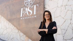 Mayra Morais em frente à fachada da Fast Massagem.
