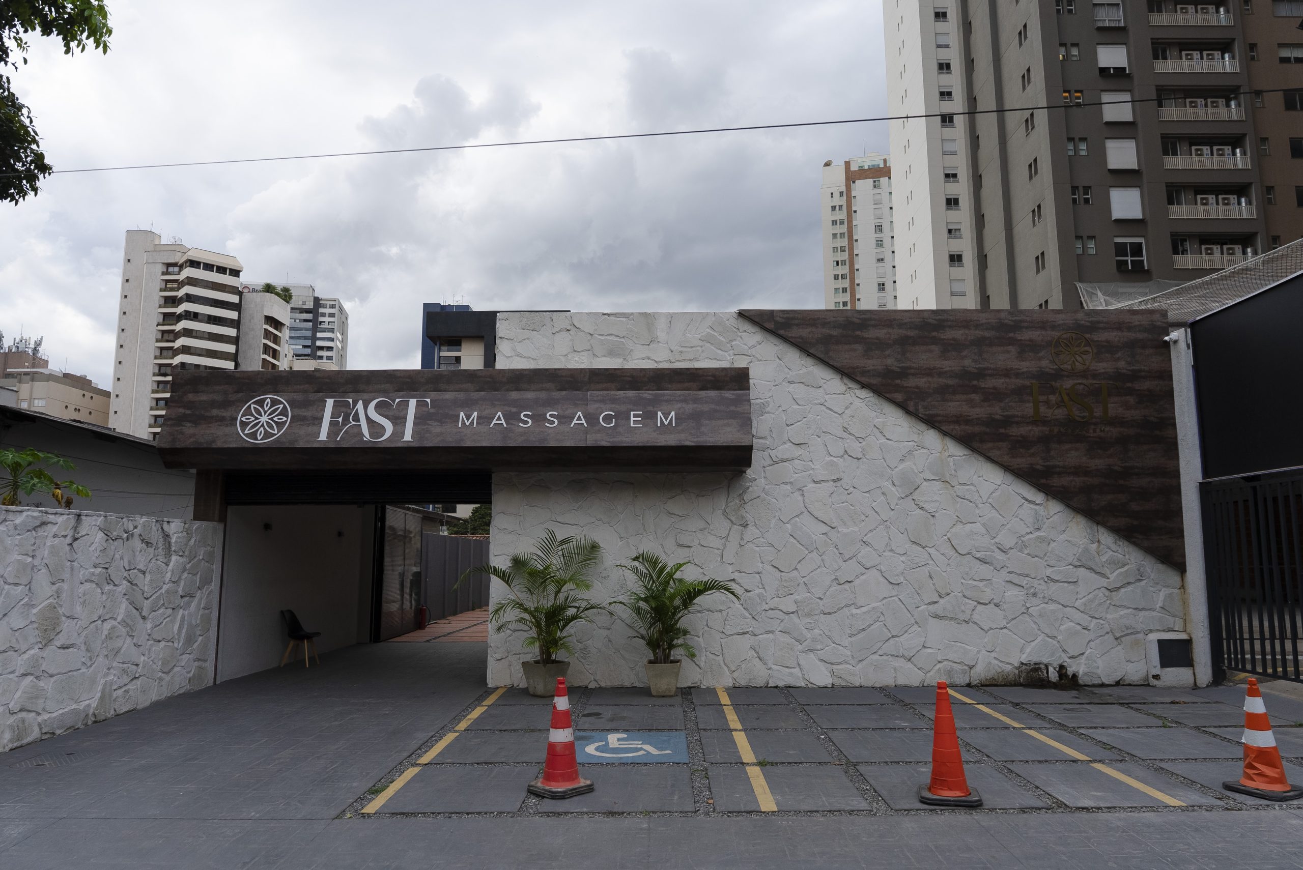 Fachada da Fast Massagem atualmente. 