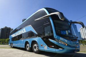 Brasileiro faz gambiarra genial com água do ar-condicionado de ônibus e transforma gotejamento invisível em economia de milhões de litros