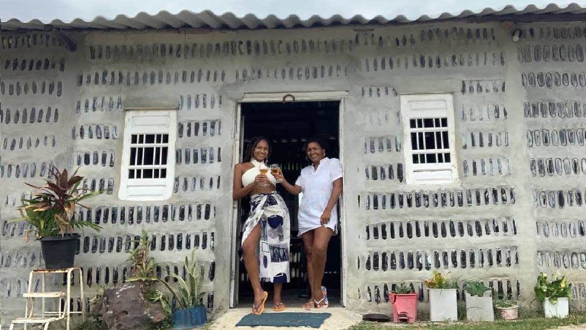 Mãe e filha constroem casa de 70 m² com mais de 8 mil garrafas de vidro descartadas no interior do Brasil