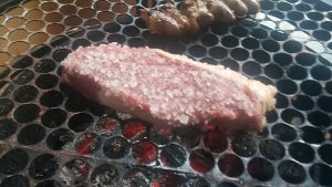 A maioria tempera a carne na hora errada
