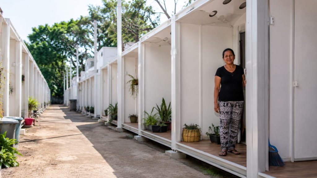 Cansada de ver gente dormindo na rua, São Paulo entrega microcasas de 18 m² com geladeira, fogão e cama e tira centenas de pessoas dos abrigos lotados