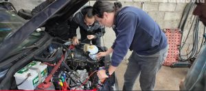 Brasileiros rebobinam motor elétrico de carro chinês, instalam-no em um Fiat Uno velho e fazem o veículo andar na rua por um custo muito barato