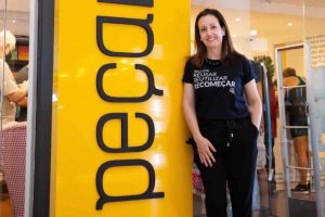 Bruna Vasconi começou revendendo roupas aos 13 anos e hoje lidera o Peça Rara Brechó, rede com mais de 115 lojas e faturamento milionário