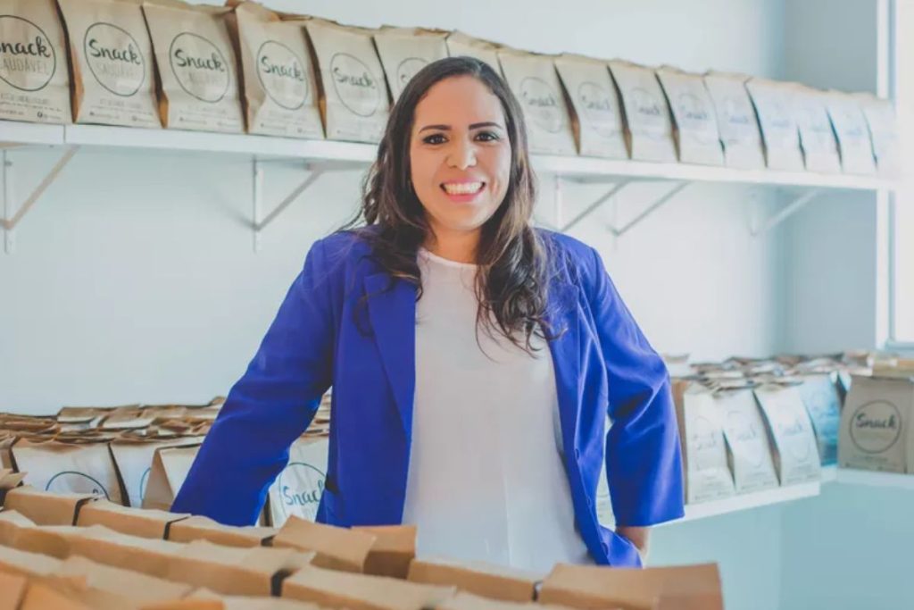Larissa Souza criou a Snack Saudável após preparar lanches para a filha e hoje comanda uma franquia presente em oito estados. (Foto: Divulgação)