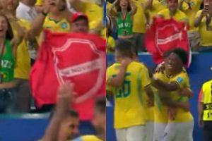 Bandeira do Vila Nova rouba a cena durante comemoração de gol do Brasil