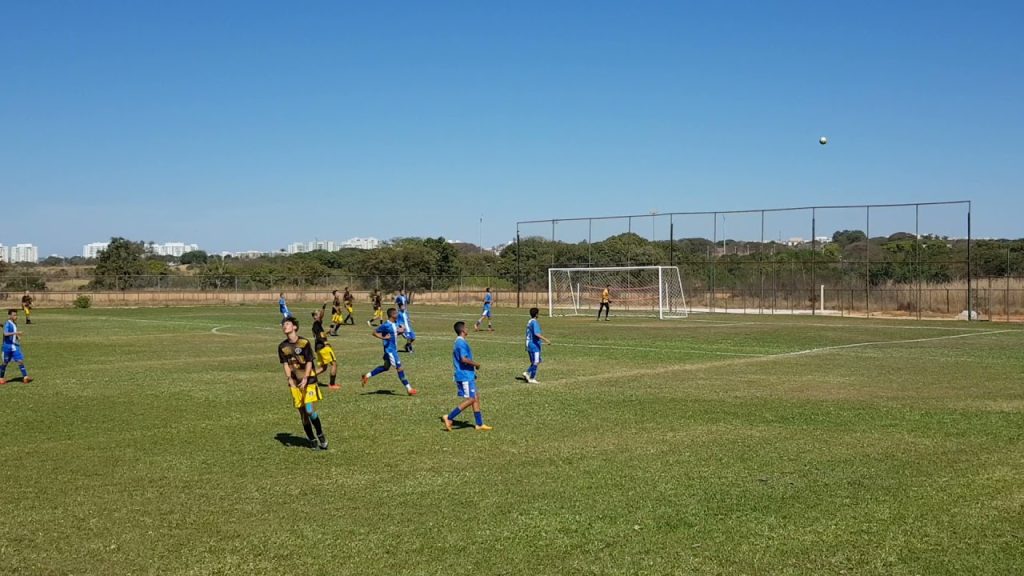 Escolinha de futebol em Brasília, mantida por mensalidades, já revelou mais de 80 jogadores para grandes clubes do país. (Foto: Captura de tela/YouTube)