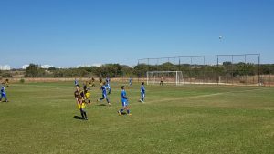 Escolinha de futebol em Brasília, mantida por mensalidades, já revelou mais de 80 jogadores para grandes clubes do país. (Foto: Captura de tela/YouTube)
