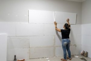 Veja para que serve instalar placas de isopor na parede e como o isolamento térmico pode ajudar a reduzir mofo causado pela condensação. (Foto: Captura de tela/Instagram)