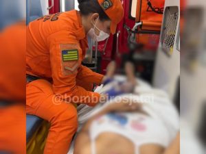 Bebê prematuro nasce em banheiro de casa, é reanimado por bombeiros e transportado às pressas para Goiânia